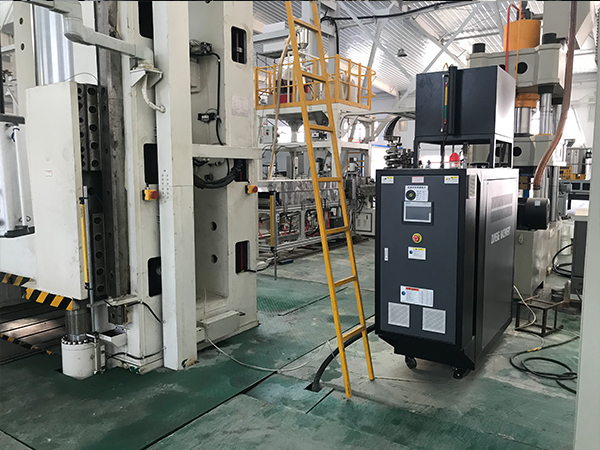 復合材料部件成型，使用碳纖維成型模溫機控溫效果好